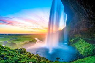 著名冰岛瀑布风景绿色