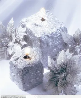 温馨烛光-银色蜡烛和花朵