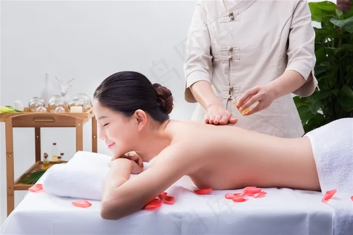 技师在美女背上抹精油按摩