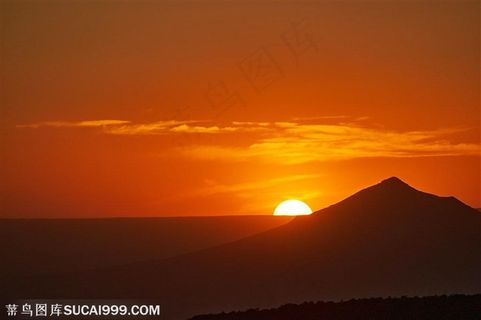 山旁边地平线的日出天空图片