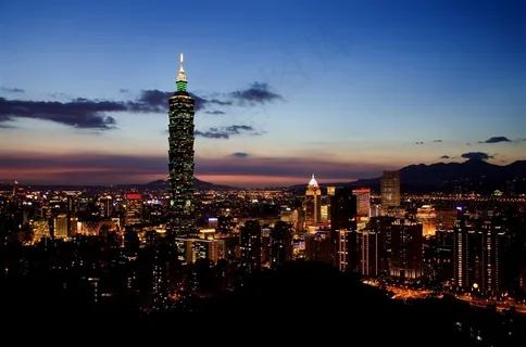 夜幕降临下闪烁霓虹灯 夜幕降临下闪烁霓虹灯
