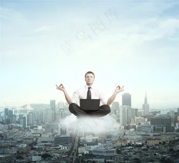 在云朵上练瑜伽的男性图片