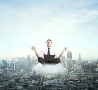 在云朵上练瑜伽的男性图片