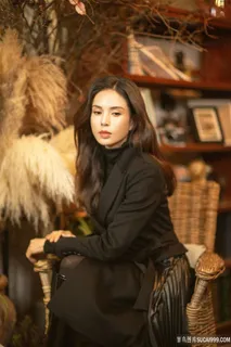 一身黑衣沉思的李若彤美女明星图片