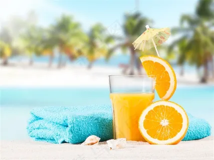 在沙滩上的鲜美橙汁