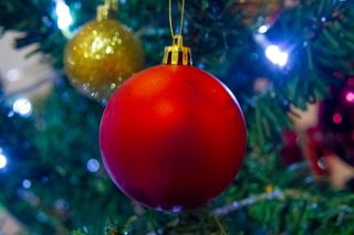 圣诞节圣诞树装饰挂件红色金色圣诞球特写近景(27)