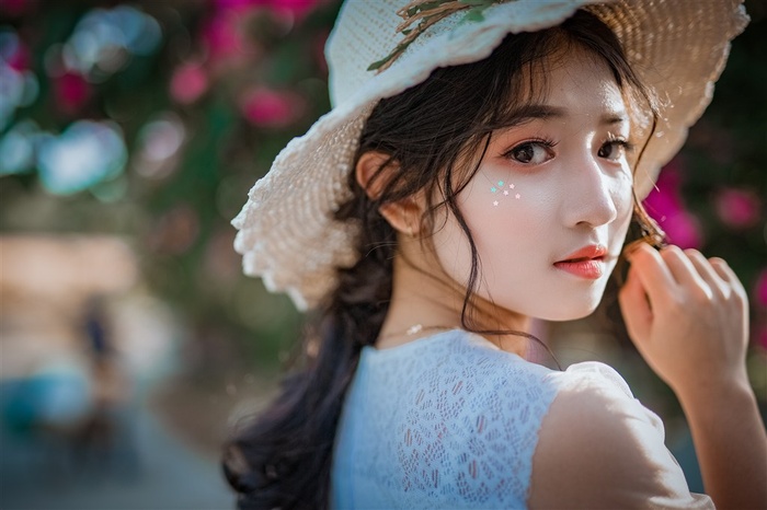 回首戴帽子的清纯美女