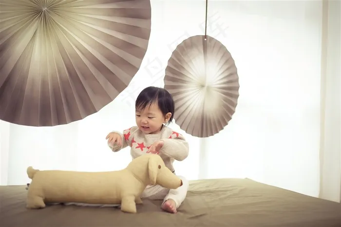 和玩具狗玩耍的可爱幼儿