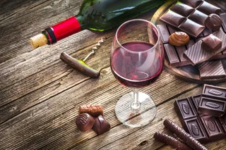 唯美餐桌葡萄酒杯与巧克力