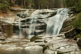 森林石头瀑布图片