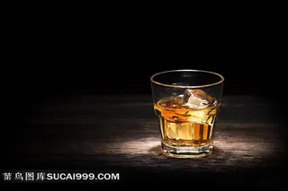 灯光下的玻璃杯酒精冰块图片