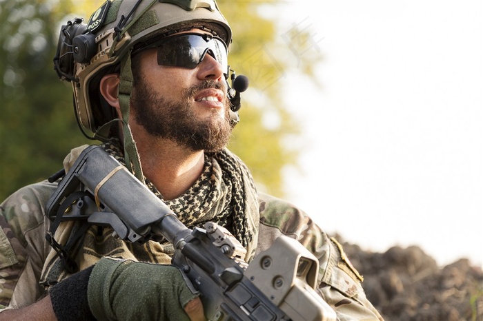 军事系列 - 正在放松小息的军人