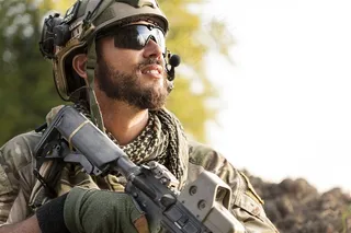 军事系列 - 正在放松小息的军人