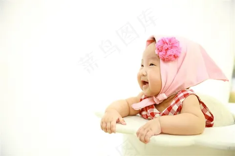 卧着开口大笑的可爱小宝宝 卧着开口大笑的可爱小宝宝