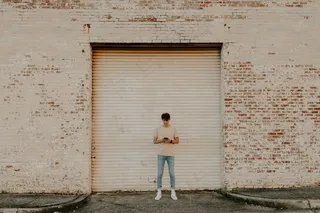 帅哥铁门外刷手机图片