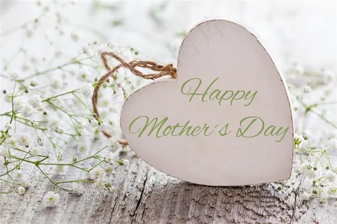 心形木牌与白色的小花摄影