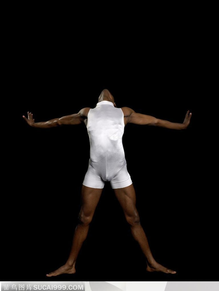 舞蹈肢体动作-外国男人双脚打开站立展开双臂头仰向天空
