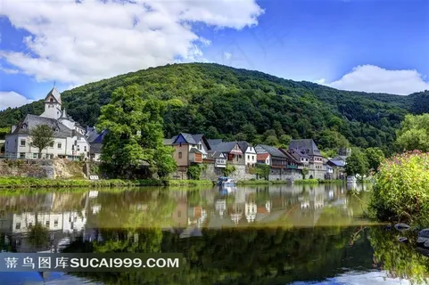 绿色山坡下水边的唯美欧洲小镇