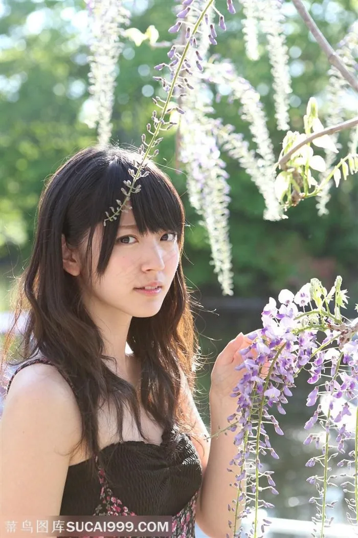 站在薰衣草边的日本清纯美女图片