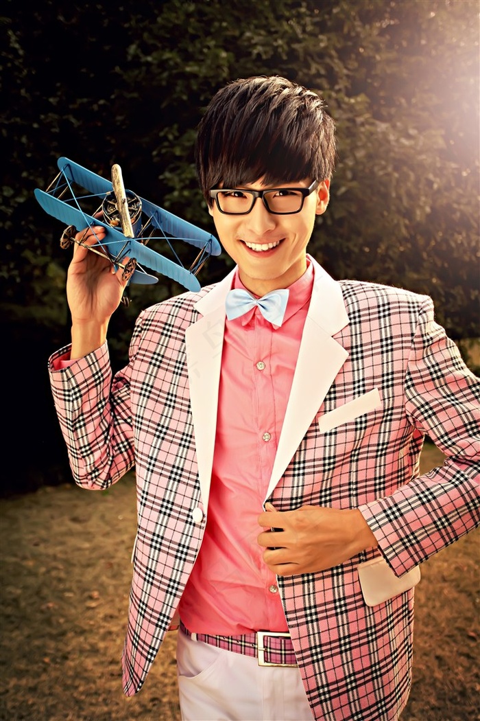 林间恋人婚纱艺术照摄影图