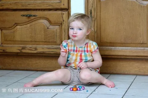 儿童系列 - 坐在地上玩耍的孩子 儿童系列 - 坐在地上玩耍的孩子