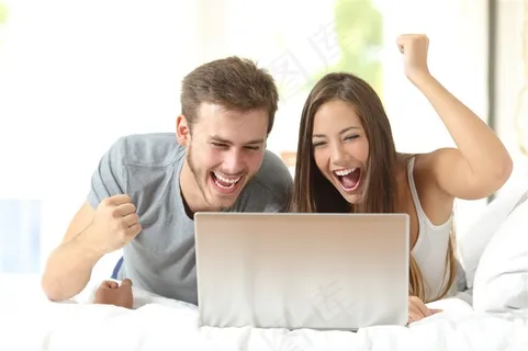 开心玩电脑的年轻人 开心玩电脑的年轻人