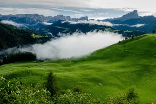 意大利草地山脉景观图片