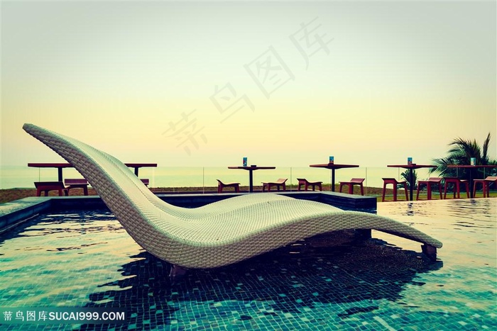 湖边躺椅高清图片