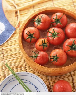 夏日美食-篮中的红色西红柿