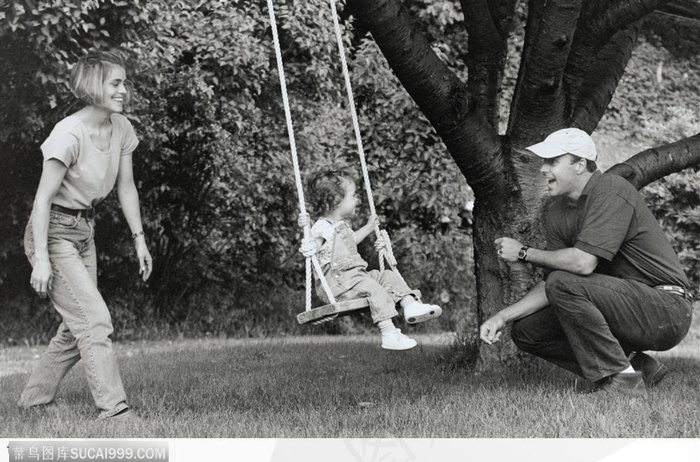 黑白秋千上的儿童与陪伴的大人