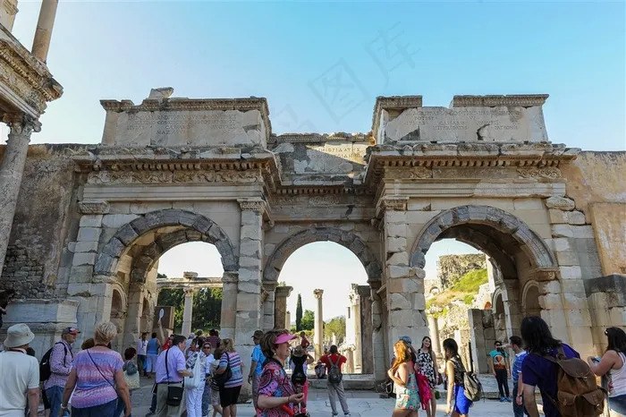 欧洲旅游团参观土耳其以佛所阿哥拉南门