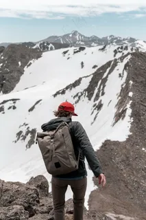 背包登山客背影图片 背包登山客背影图片