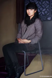 坐在椅子上的女士肖像油画图片