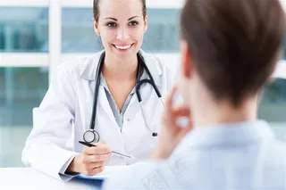 医疗护理系列之正在给病人看病的女医生