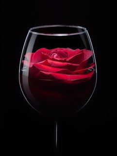 放在酒杯里的红玫瑰