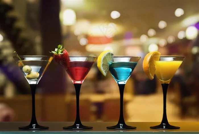 四色鸡尾酒和酒杯