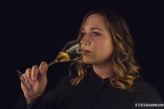 喝酒的美女图片