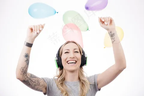 听音乐的纹身美女图片 听音乐的纹身美女图片