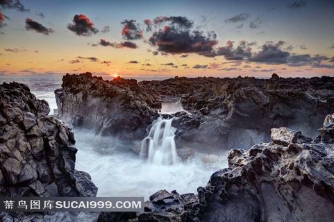 气势磅磅礴的海边瀑布