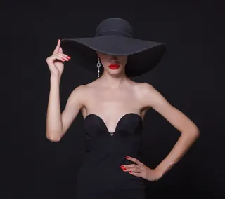 单手叉腰的美女模特高清摄影图