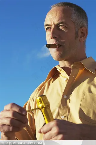 聚餐人群-准备开香槟酒庆贺的男人