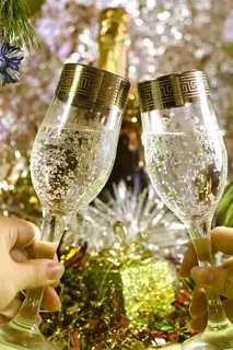 正在干杯的两只手