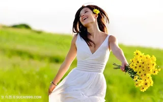 草原上白裙子美女