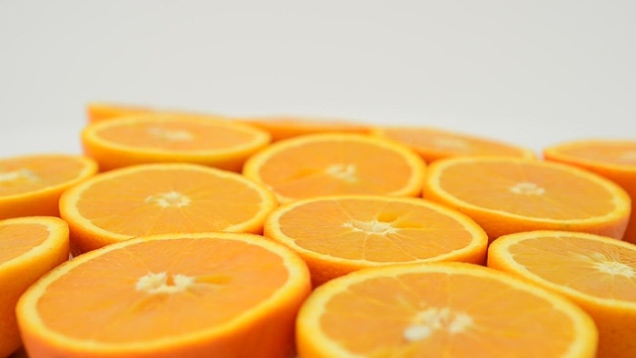 白色背景中旋转的橙色半边