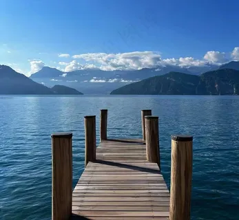 蓝色湖面近景风景照