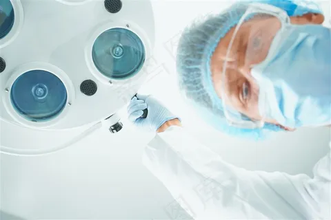 穿着无尘服装的医生高清摄影图