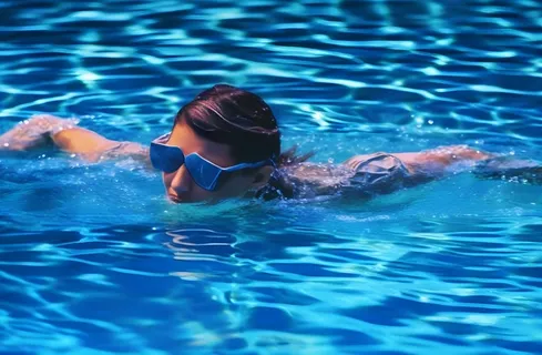 游泳池游泳女生背景 游泳池游泳女生背景