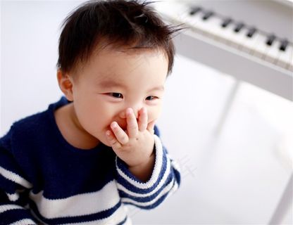 捂着嘴吧笑的小宝宝