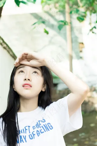 仰望的少女摄影
