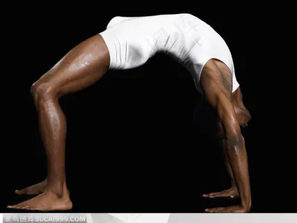 舞蹈肢体动作-穿白色连体服的外国男人双手双脚撑地下腰